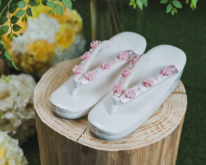 白×ピンクのお花の草履写真