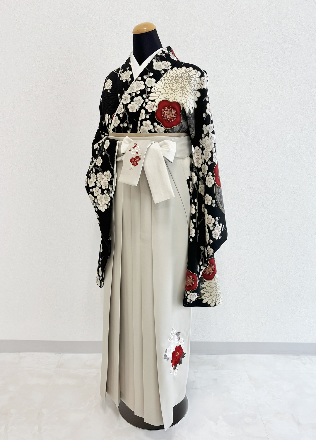 黒・ベージュ・白・赤